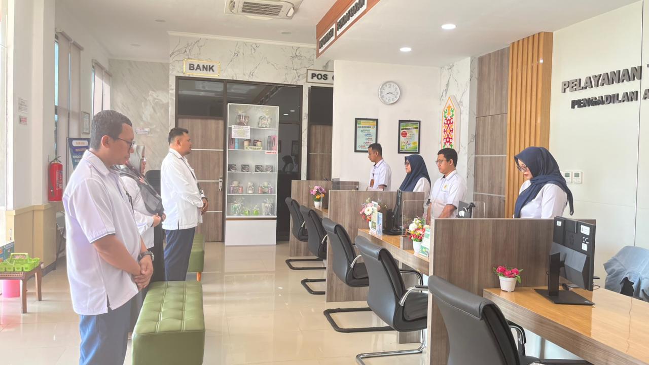 Panitera PA Kuala Pembuang Berikan Briefing Pagi kepada Petugas PTSP