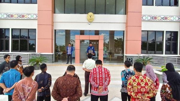 TINGKATKAN KEDISIPLINAN DAN ETOS KERJA, PA KUALA PEMBUANG GELAR APEL JUMAT SORE PENUH KHIDMAT